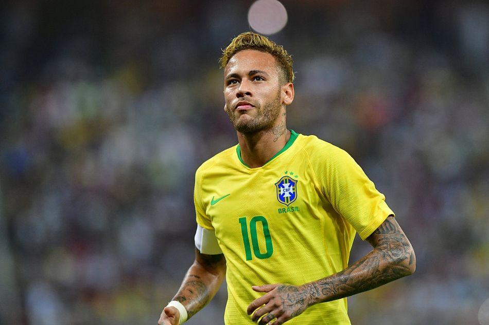 中超赛场争议判罚：VAR判罚引发讨论,（中超争议判罚再起：VAR介入引发热议）