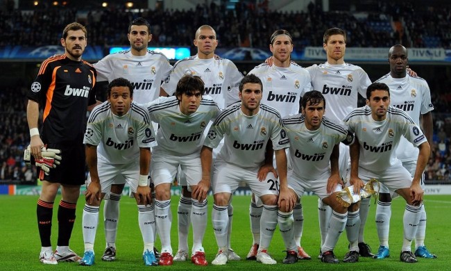 尤文航班延误，挪威当地球迷抓紧机会在机场与他们合影留念