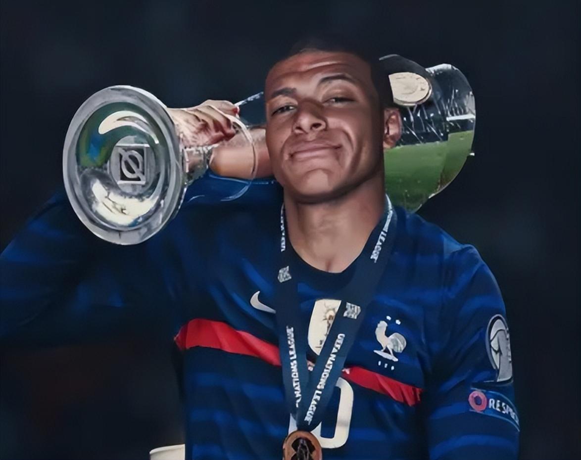 1v4戏耍巴萨后防！17岁就值6000万的他比亚马尔更有望成为金球？（1挑4戏耍巴萨防线！17岁身价6000万，他比亚马尔更有望问鼎金球？）