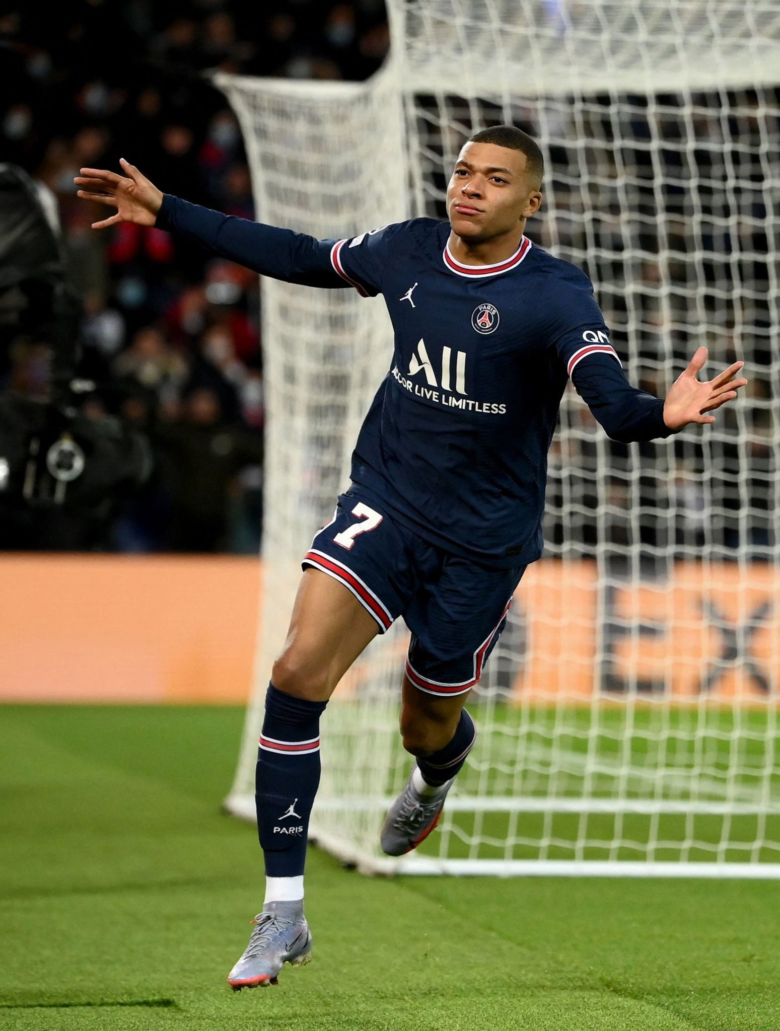 状态全无！浓眉半场4中0贡献0分3板2助，罚球2中0