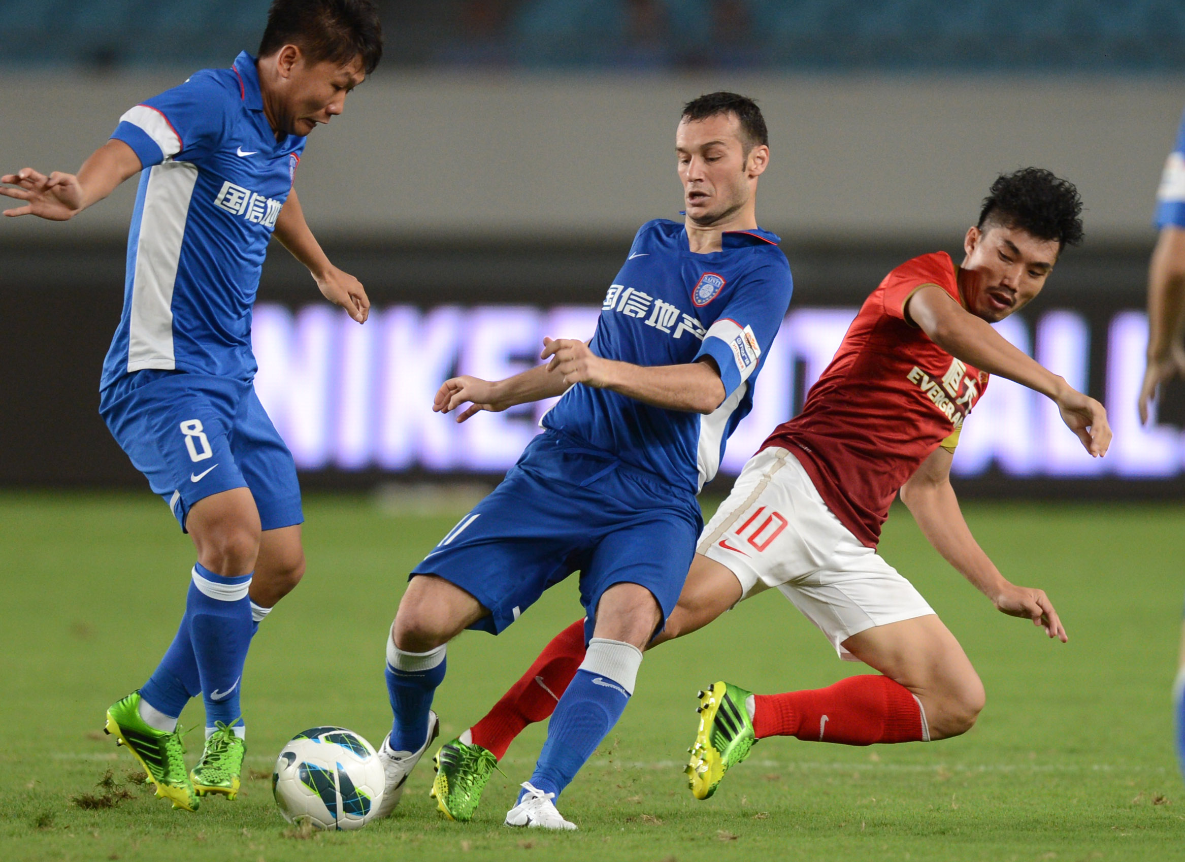 英超半场：吉马良斯角球破门，戈登点射，纽卡2-0伯恩利