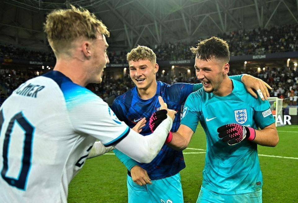 国安球迷跟河南球迷在烧烤店发生冲突，涉事球迷已经被警察带走