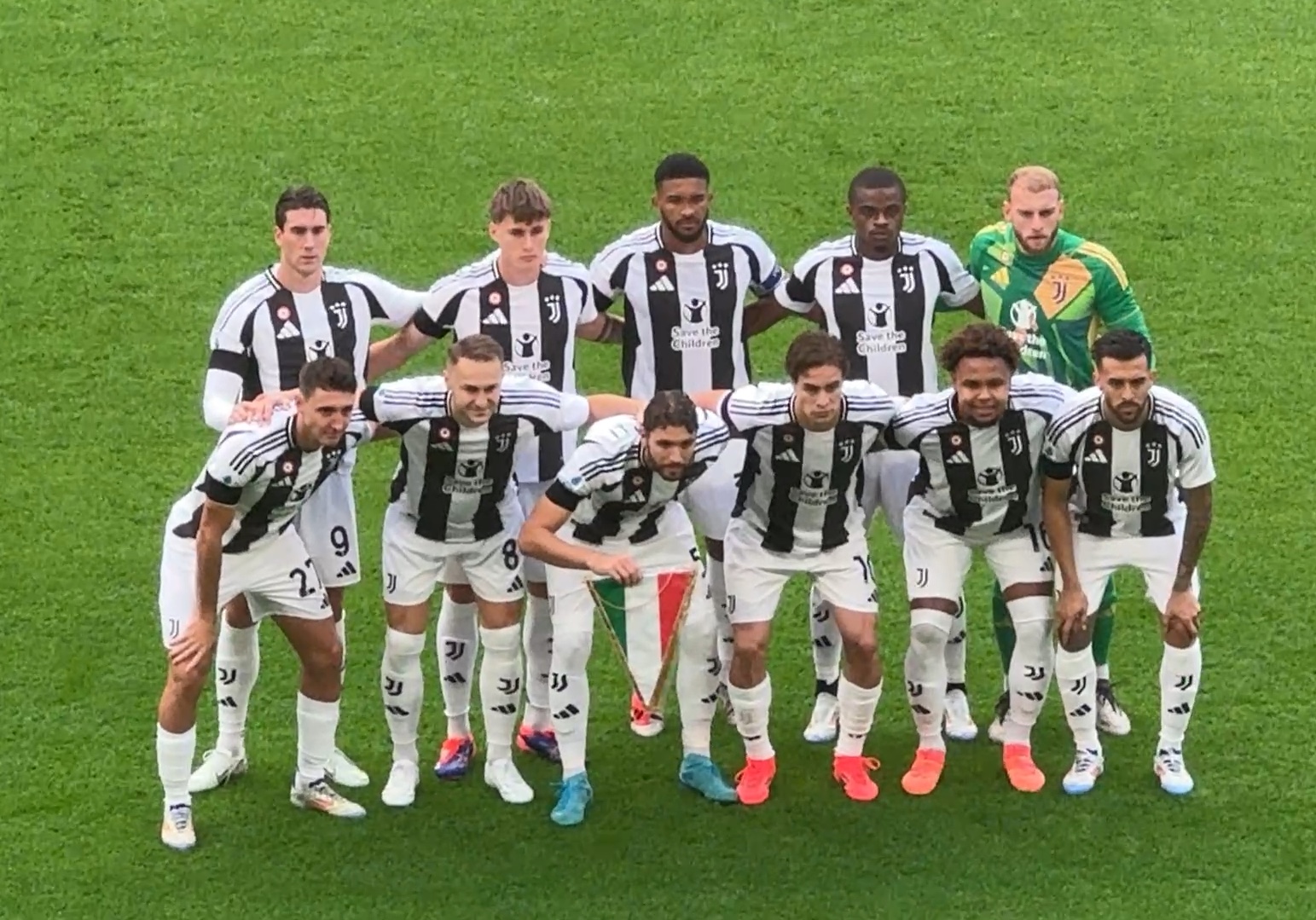 都体：英超三队想引进道格拉斯-路易斯，费内巴切也有意（都体：三家英超球队追逐道格拉斯-路易斯，费内巴切亦有意）