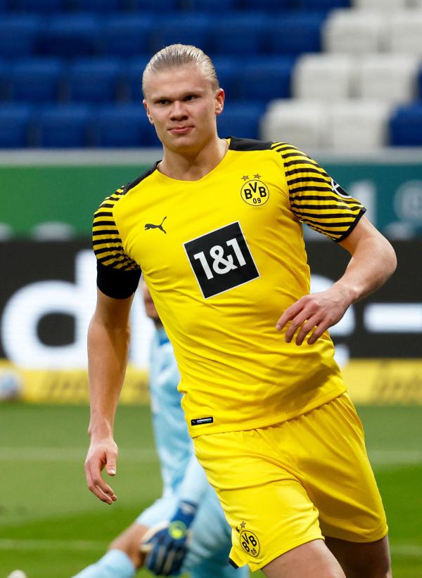 半场交换球衣引争议！贝林厄姆遭英格兰球迷痛批“巨星做派”（半场换球衣引风波，英格兰球迷抨击贝林厄姆摆巨星架子）