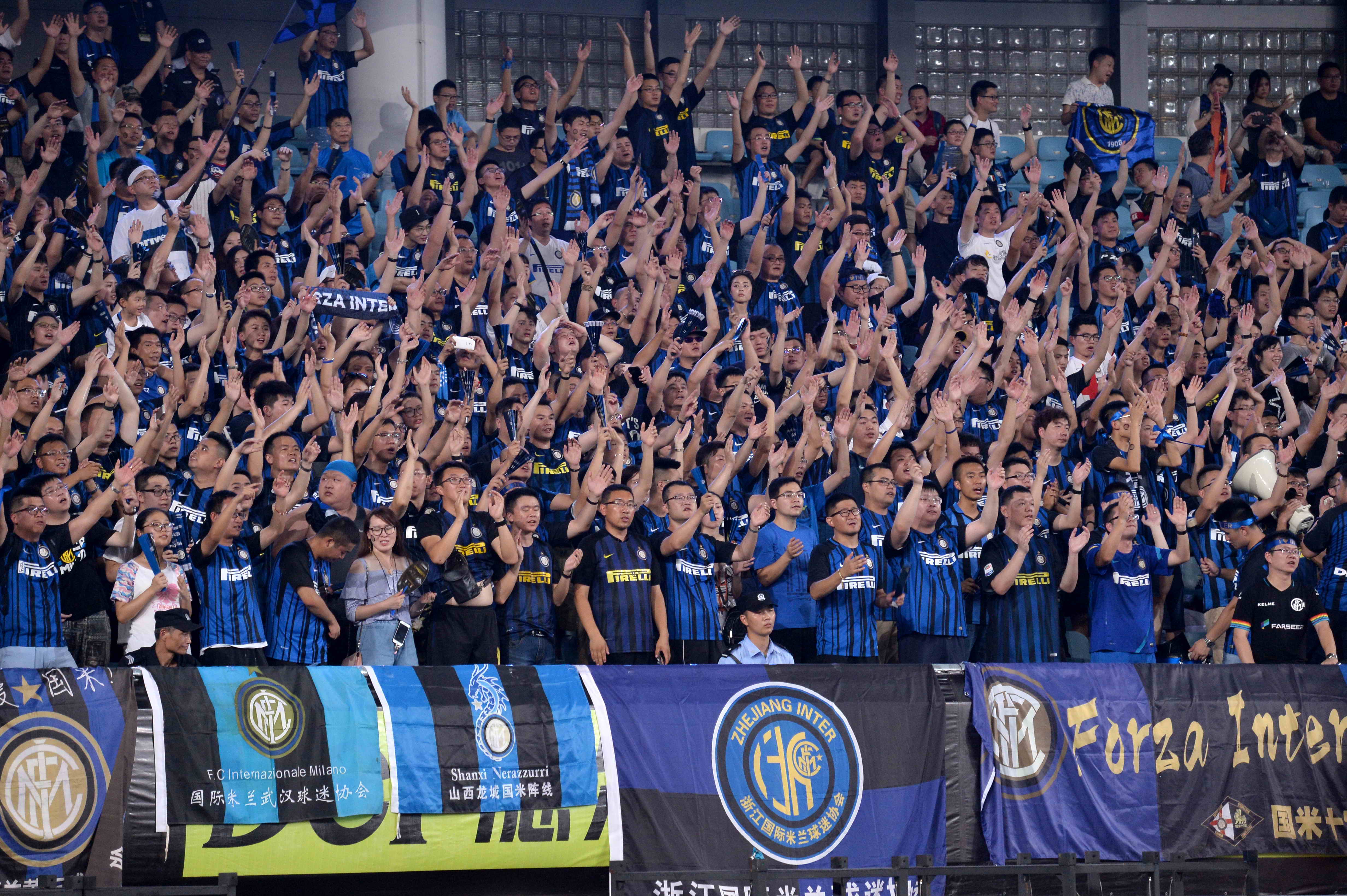 正随巴西在枪手基地训练，维尼修斯与多名阿森纳青训球员合影