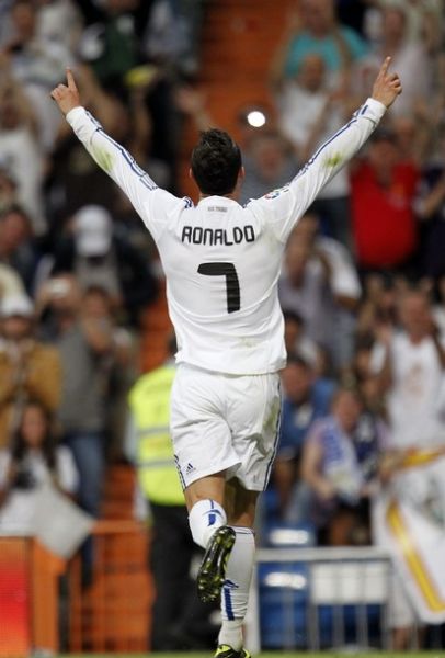 吉拉西无缘2025非洲足球先生奖，他的哥哥在社媒表达不满（吉拉西落选2025非洲足球先生，哥哥在社媒发声不满）