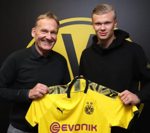 足球国足公开训练吸引千名球迷现场加油（国足公开训练吸引上千球迷到场助威）