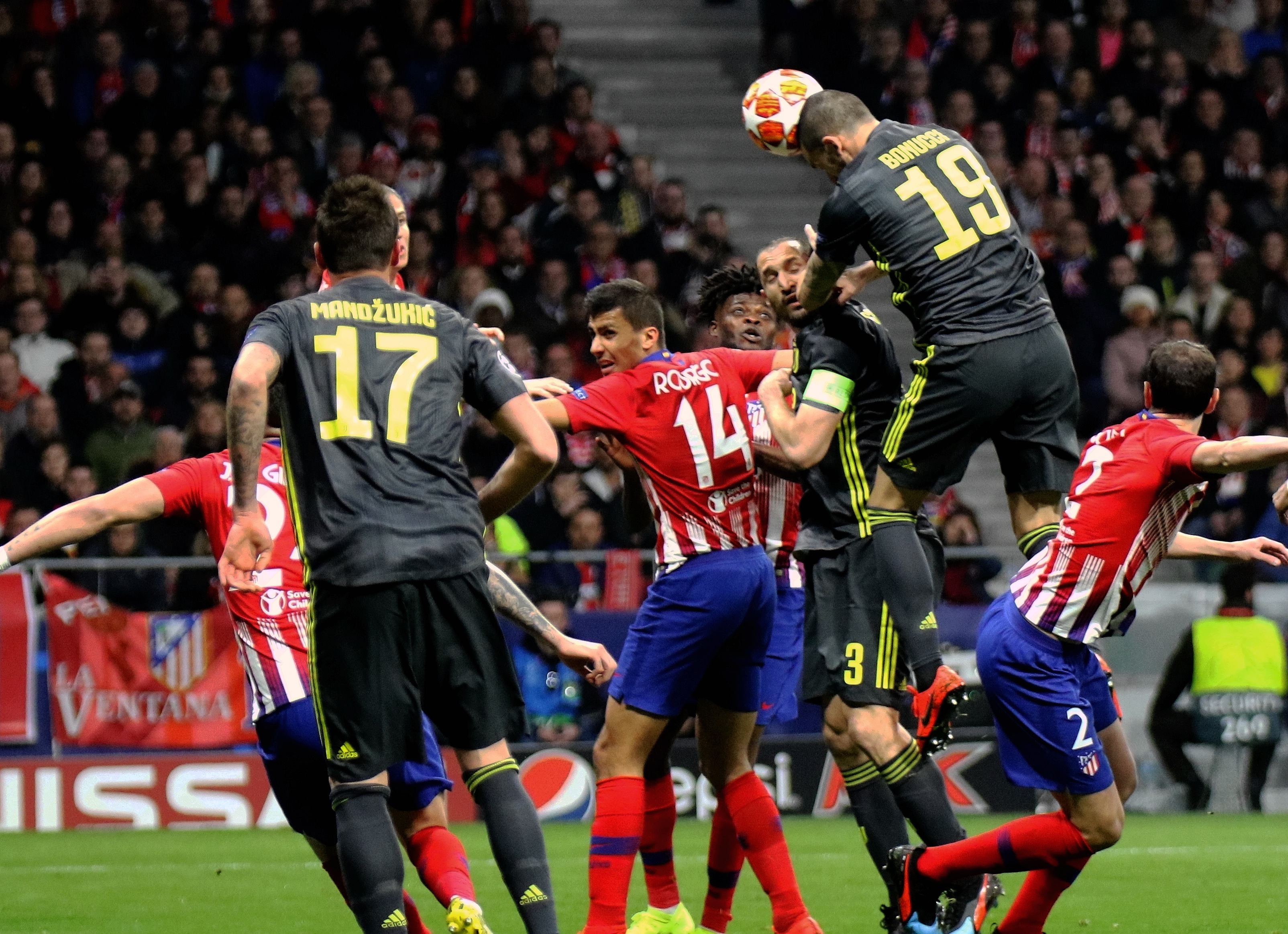 封烟呢？荷甲阿贾克斯vs格罗宁根因为烟雾太大被终止